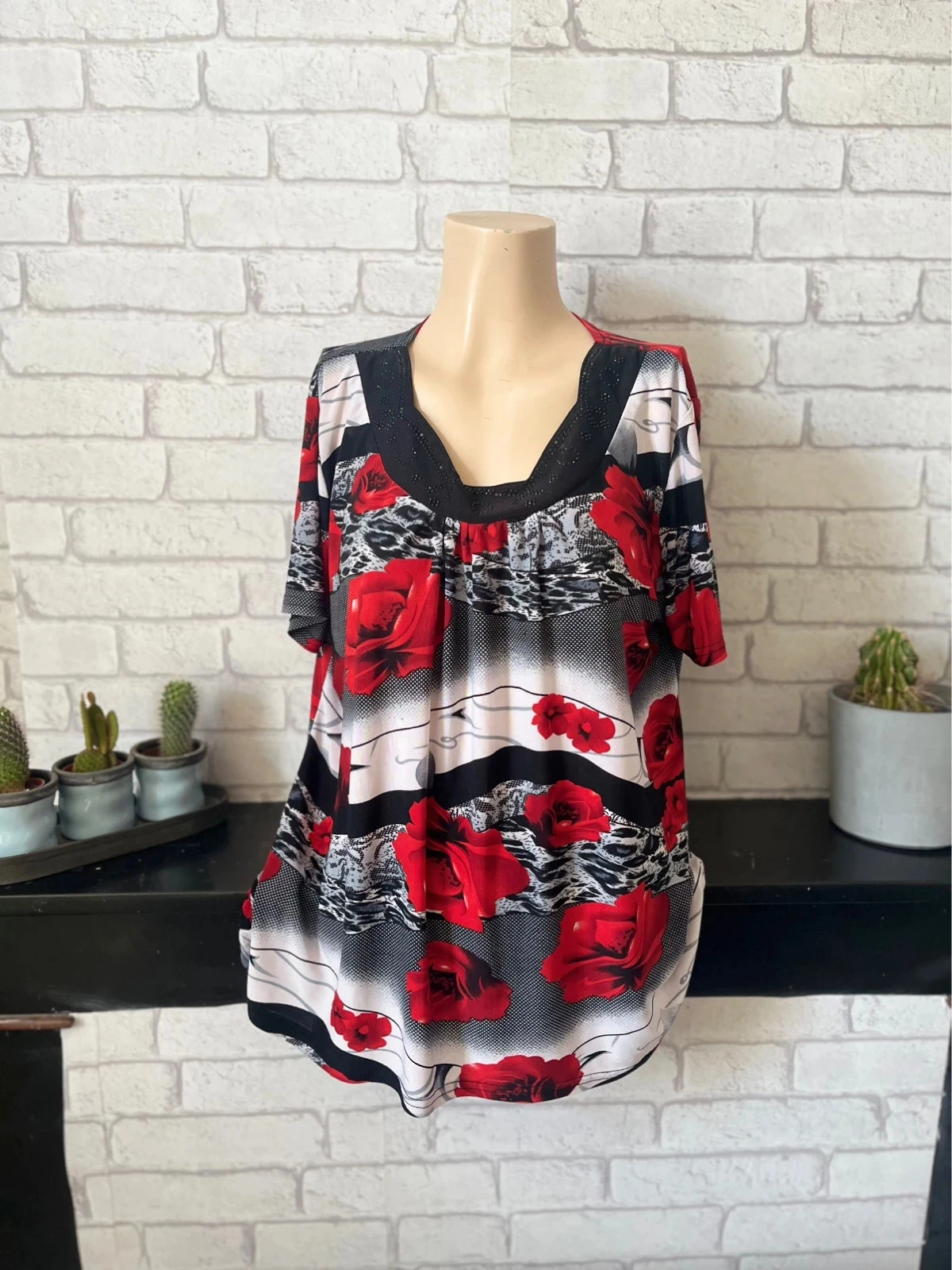 Haut imprimé fleurs rouge & noir – Taille 40 – Marque New